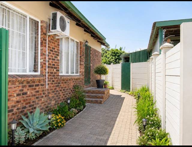 2 BEDROOM TOWNHOUSE FOR SALE IN UITSIG